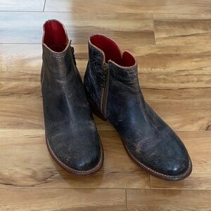 Bed Stu Women’s YURISA Distressed Leather Ankle Boots